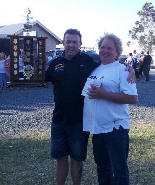 Mark Cranny (driver / owner Hellrazor) with mechanic Tony Spooner with the winning trophy